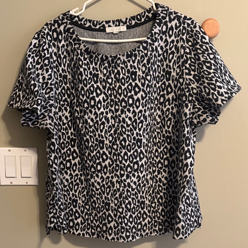 Chic Black and White Leopard Print Women's Tee